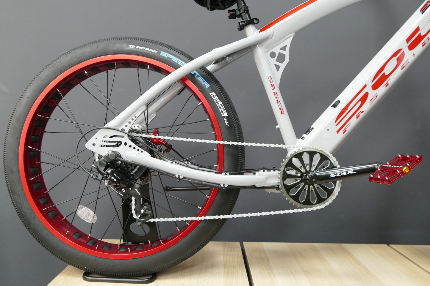 SABER Pro 26'- Man - Shark Grey & Red